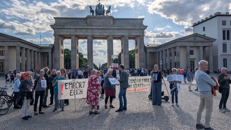 Unsere erste Mahnwache vor dem Branden&shy;burger Tor am 5.&nbsp;Juni 2026