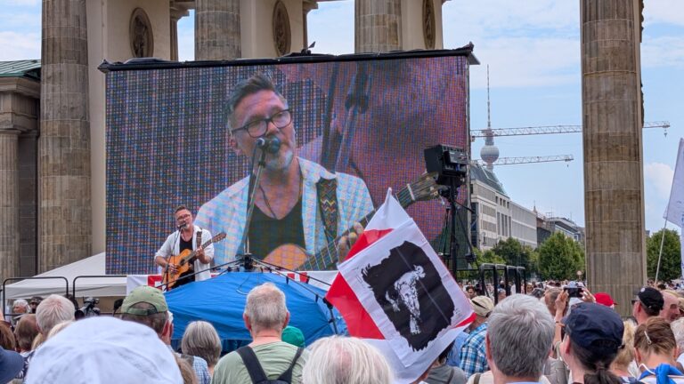 Mit Kunst gegen das Schweigen: Jens Fischer Rodrian performt „Bist du Doğru“ auf Friedenskundgebung